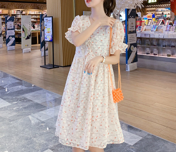 Alkalmi ruha rövid ujjal és spitz nyakkivágással terhes nők számára