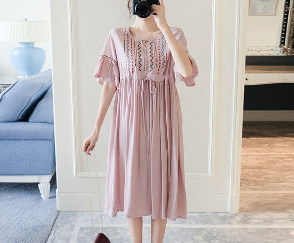 Ümara kaelusega ja tikandiga rätsepa kleit rasedatele