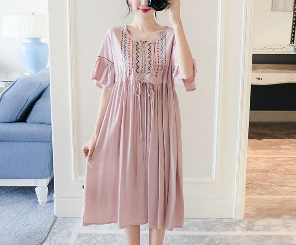 Ümara kaelusega ja tikandiga rätsepa kleit rasedatele