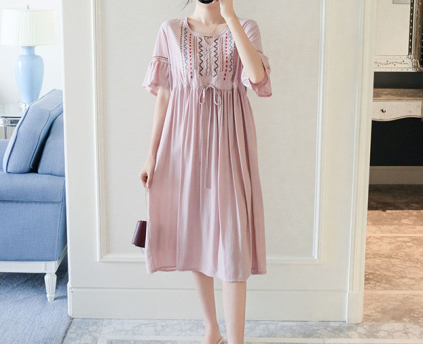 Ümara kaelusega ja tikandiga rätsepa kleit rasedatele