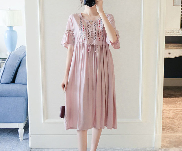 Ümara kaelusega ja tikandiga rätsepa kleit rasedatele