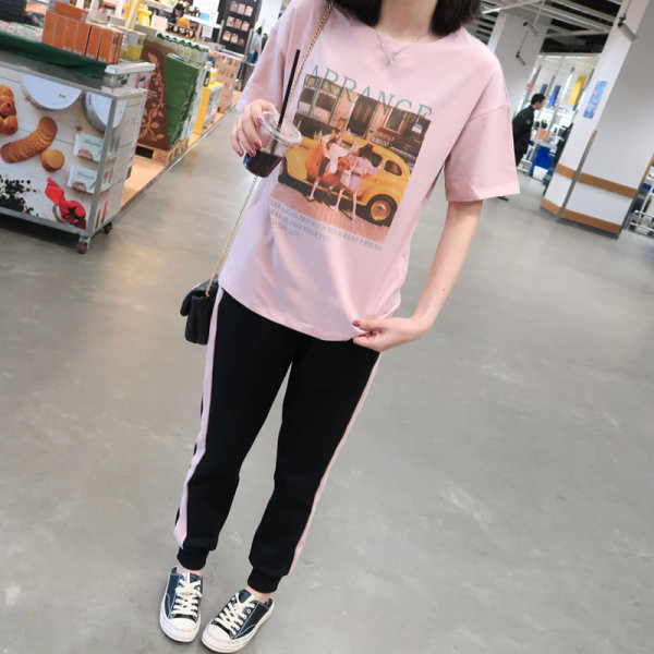 Värvilise aplikatsiooni ja ovaalse kaelusega naiste T-särk, mis sobib rasedatele