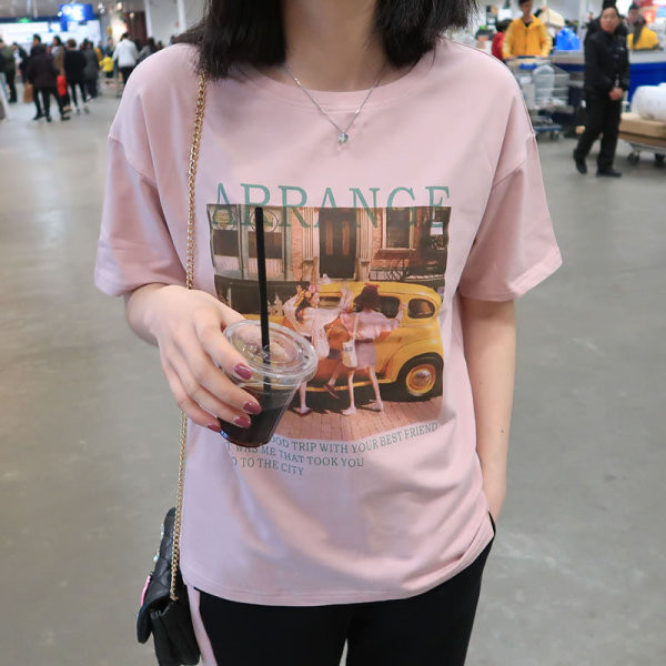 Värvilise aplikatsiooni ja ovaalse kaelusega naiste T-särk, mis sobib rasedatele