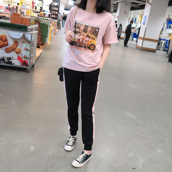 Värvilise aplikatsiooni ja ovaalse kaelusega naiste T-särk, mis sobib rasedatele