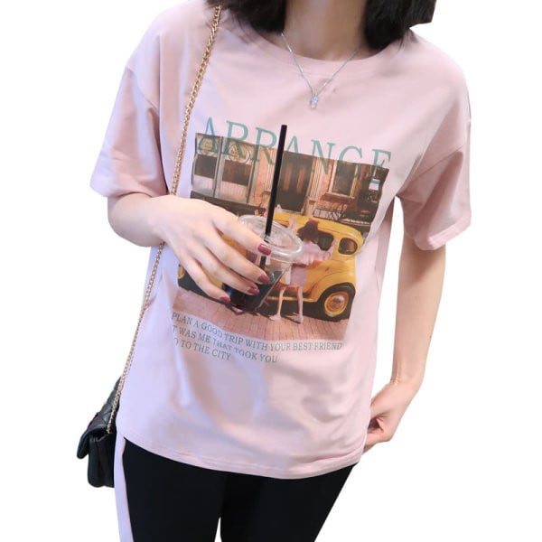 Värvilise aplikatsiooni ja ovaalse kaelusega naiste T-särk, mis sobib rasedatele