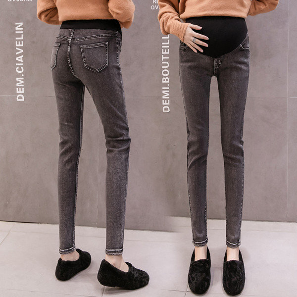 Halli liibuv teksapükste mudel rasedatele naistele