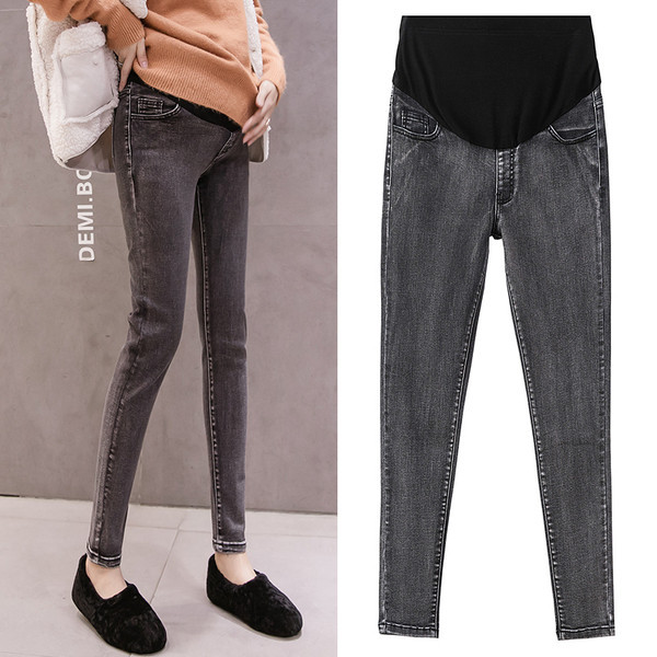 Halli liibuv teksapükste mudel rasedatele naistele