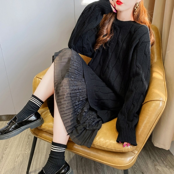 Duga haljina za trudnice s čipkom i ovalnim izrezom