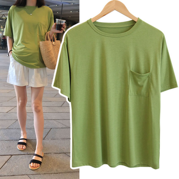 Дамска тениска с джоб и овално деколте 