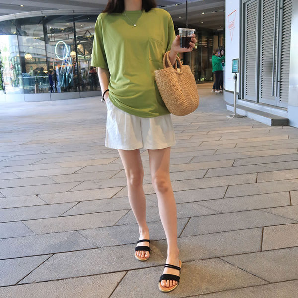 Дамска тениска с джоб и овално деколте 