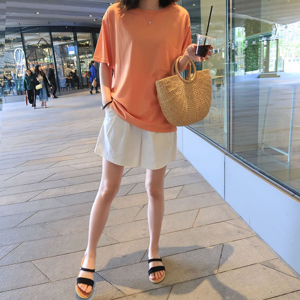 Дамска тениска с джоб и овално деколте 