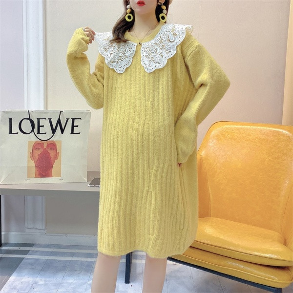 Kismama ruha csipkegallérral