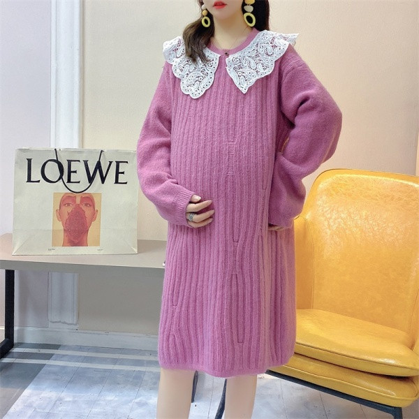 Kismama ruha csipkegallérral