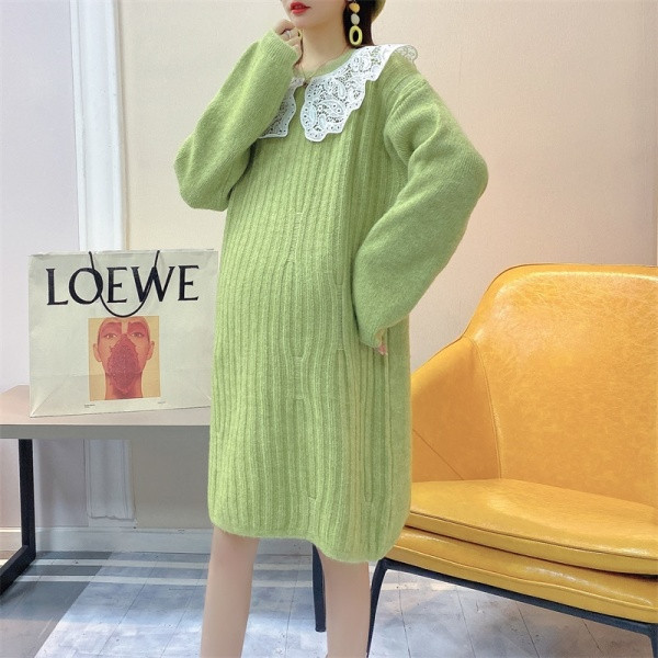 Kismama ruha csipkegallérral