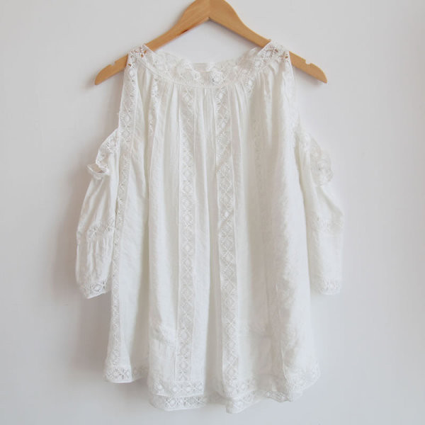 Női blúz csupasz váll és fehér csipkével