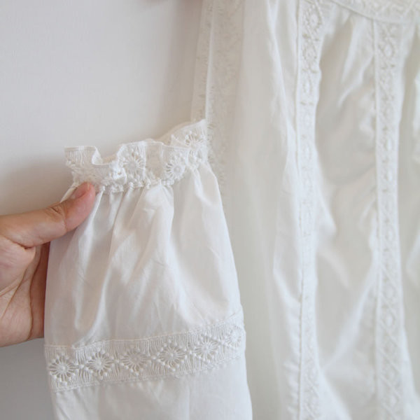 Női blúz csupasz váll és fehér csipkével