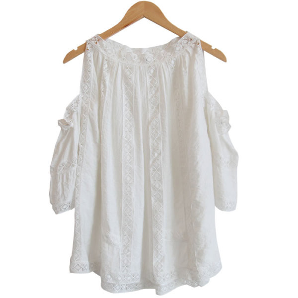 Női blúz csupasz váll és fehér csipkével