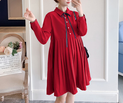 Model decupat de rochie pentru gravide cu fusta plisata