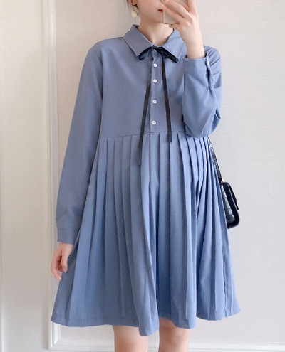 Model decupat de rochie pentru gravide cu fusta plisata