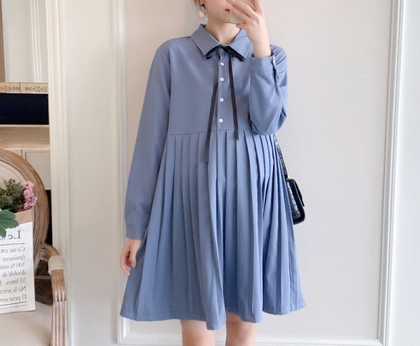 Model decupat de rochie pentru gravide cu fusta plisata