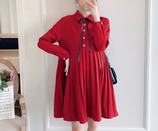 Model decupat de rochie pentru gravide cu fusta plisata