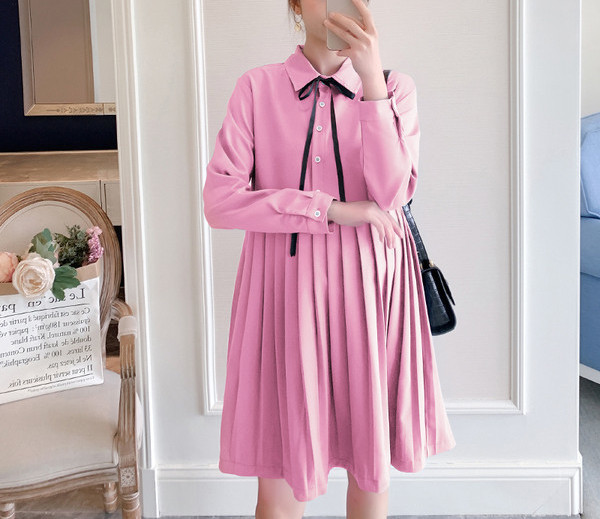 Model decupat de rochie pentru gravide cu fusta plisata