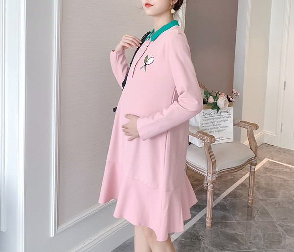 Uue mudeliga kleit rasedatele musta ja roosa kaelusega