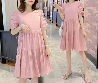 Разкроен модел рокля за бременни с овално деколте