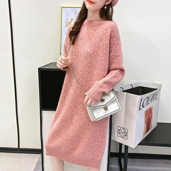 Téli pöttyös ruha kismamaknak alacsony gallérral