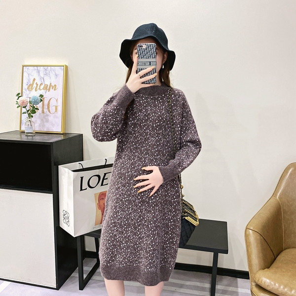 Téli pöttyös ruha kismamaknak alacsony gallérral