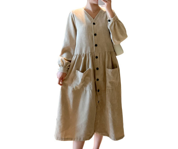 Naiste lai taskute ja nööpidega kleit rasedatele