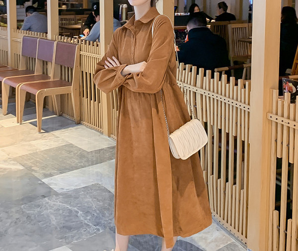 Klassikalise kraega sügis-talvine kleit rasedatele