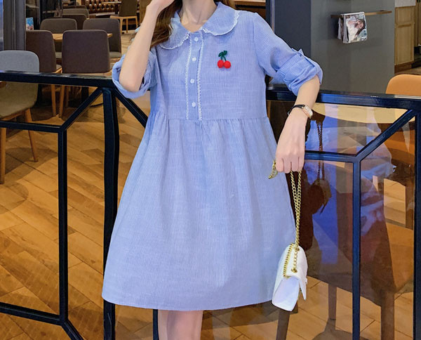 Modern ruha klasszikus gallérral terhes nők számára