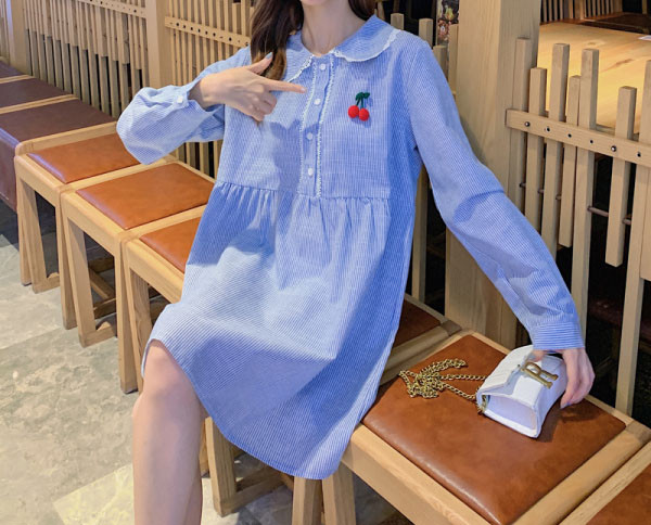 Modern ruha klasszikus gallérral terhes nők számára