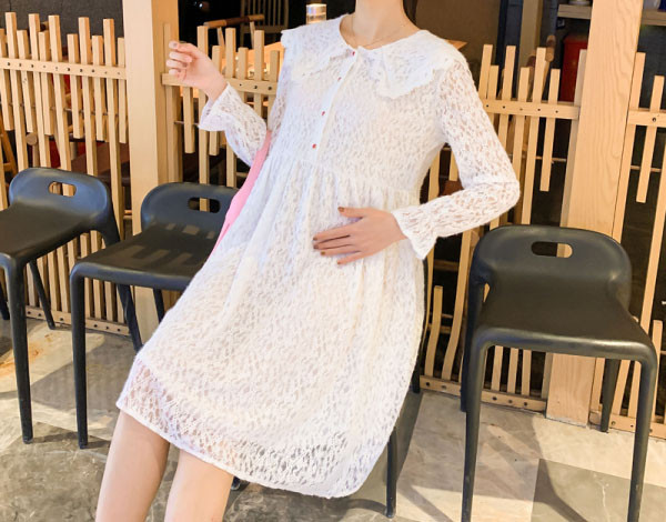 Csipke ruha kerek nyakkivágással és gombokkal