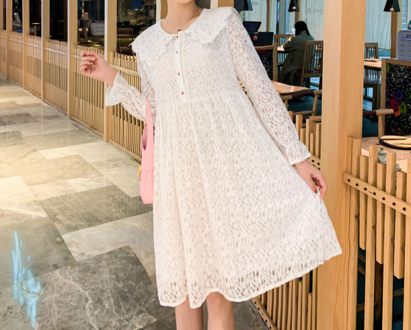 Csipke ruha kerek nyakkivágással és gombokkal