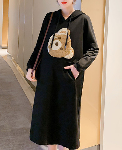 Alkalmi ruha terhes nőknek rátéttel és kapucnival