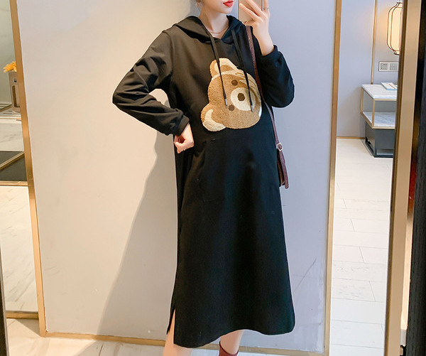 Alkalmi ruha terhes nőknek rátéttel és kapucnival