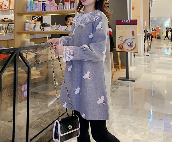 Új modell blúz terhes nőknek csipkével és hímzéssel