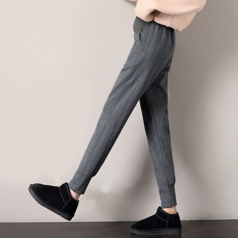 Moteriškos sportinės kelnės plačiu elastiniu juosmeniu nėščiosioms