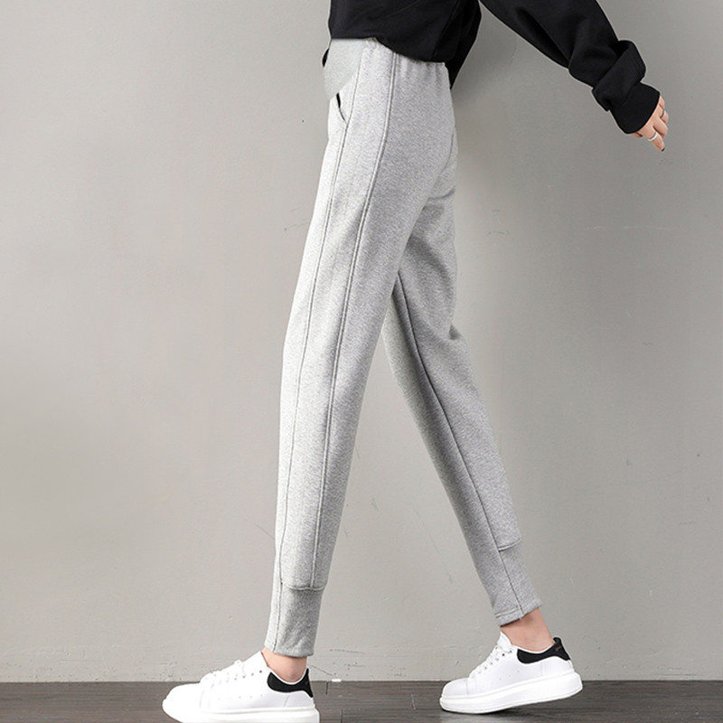 Moteriškos sportinės kelnės plačiu elastiniu juosmeniu nėščiosioms