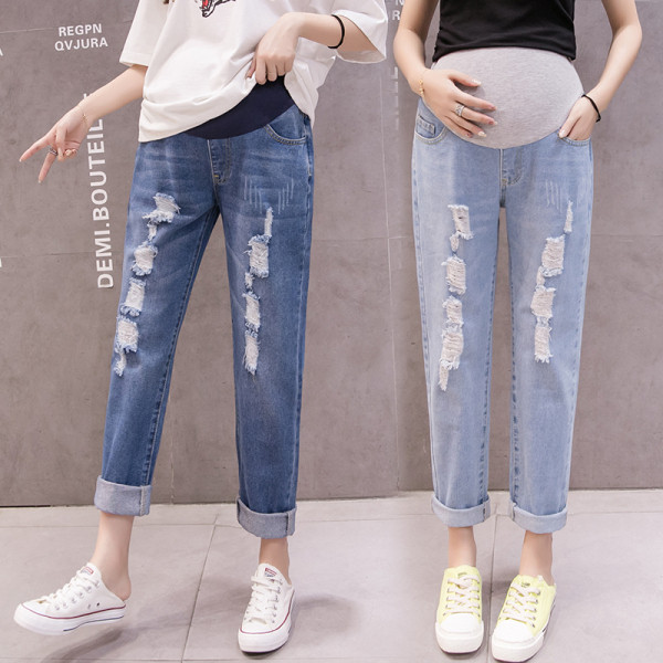 Šiuolaikiški džinsai su plėšytais motyvais
