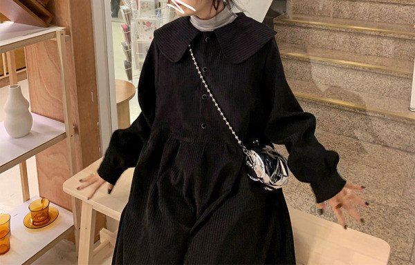 Krojen model ženske haljine za trudnice sa dugim rukavima