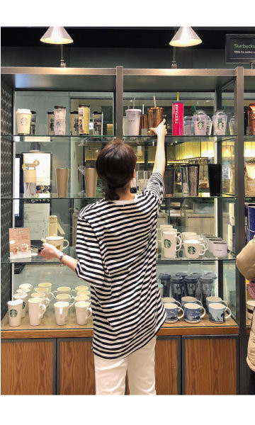 Naiste vabaaja pluus ovaalse kaelusega ja lühikeste varrukatega