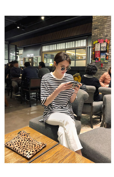 Naiste vabaaja pluus ovaalse kaelusega ja lühikeste varrukatega