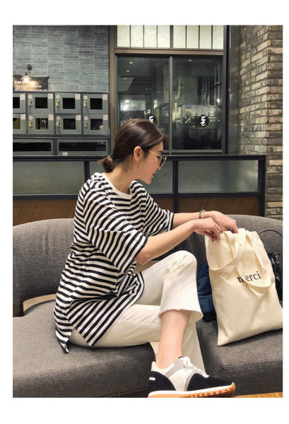 Naiste vabaaja pluus ovaalse kaelusega ja lühikeste varrukatega