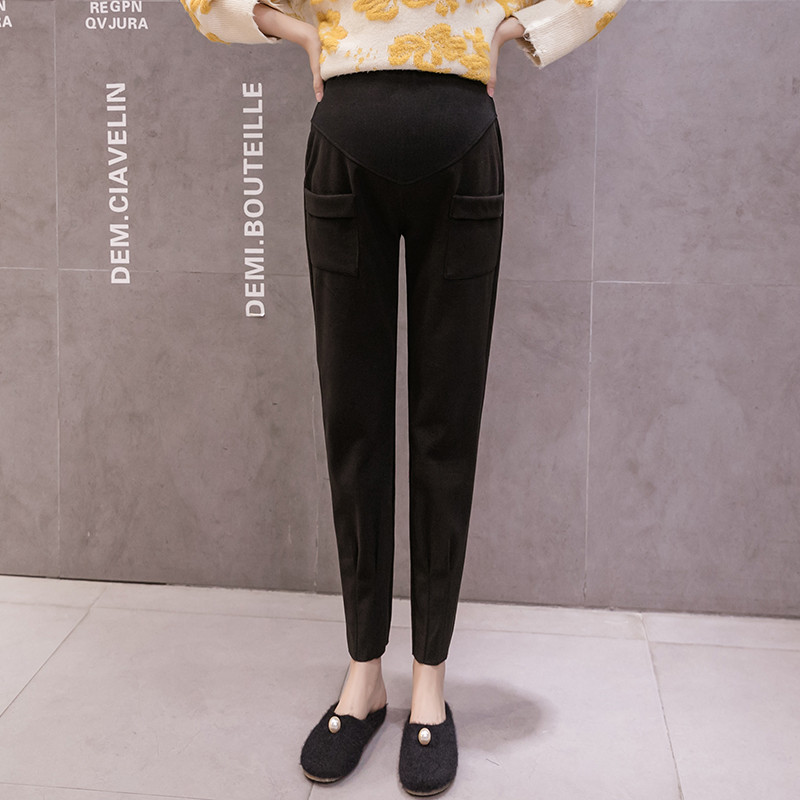 Kitsad taskute ja elastse vöökohaga püksid rasedatele