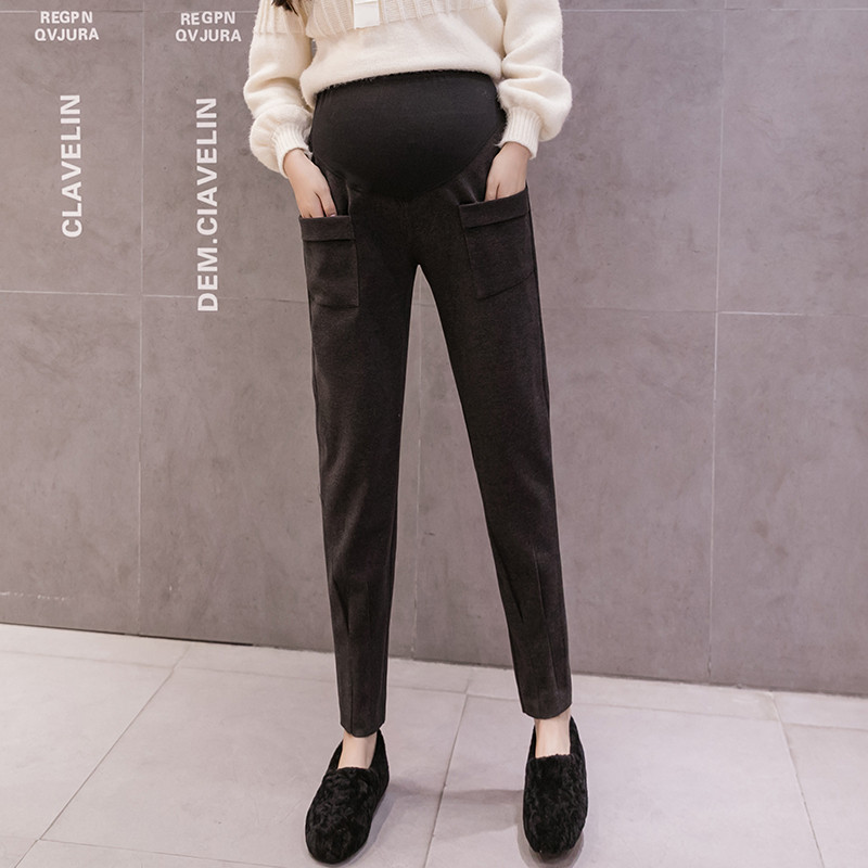 Kitsad taskute ja elastse vöökohaga püksid rasedatele