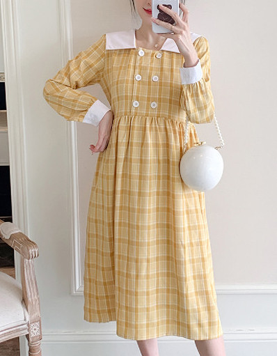 Nööpide ja pikkade varrukatega ruuduline kleit rasedatele