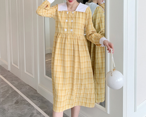 Nööpide ja pikkade varrukatega ruuduline kleit rasedatele